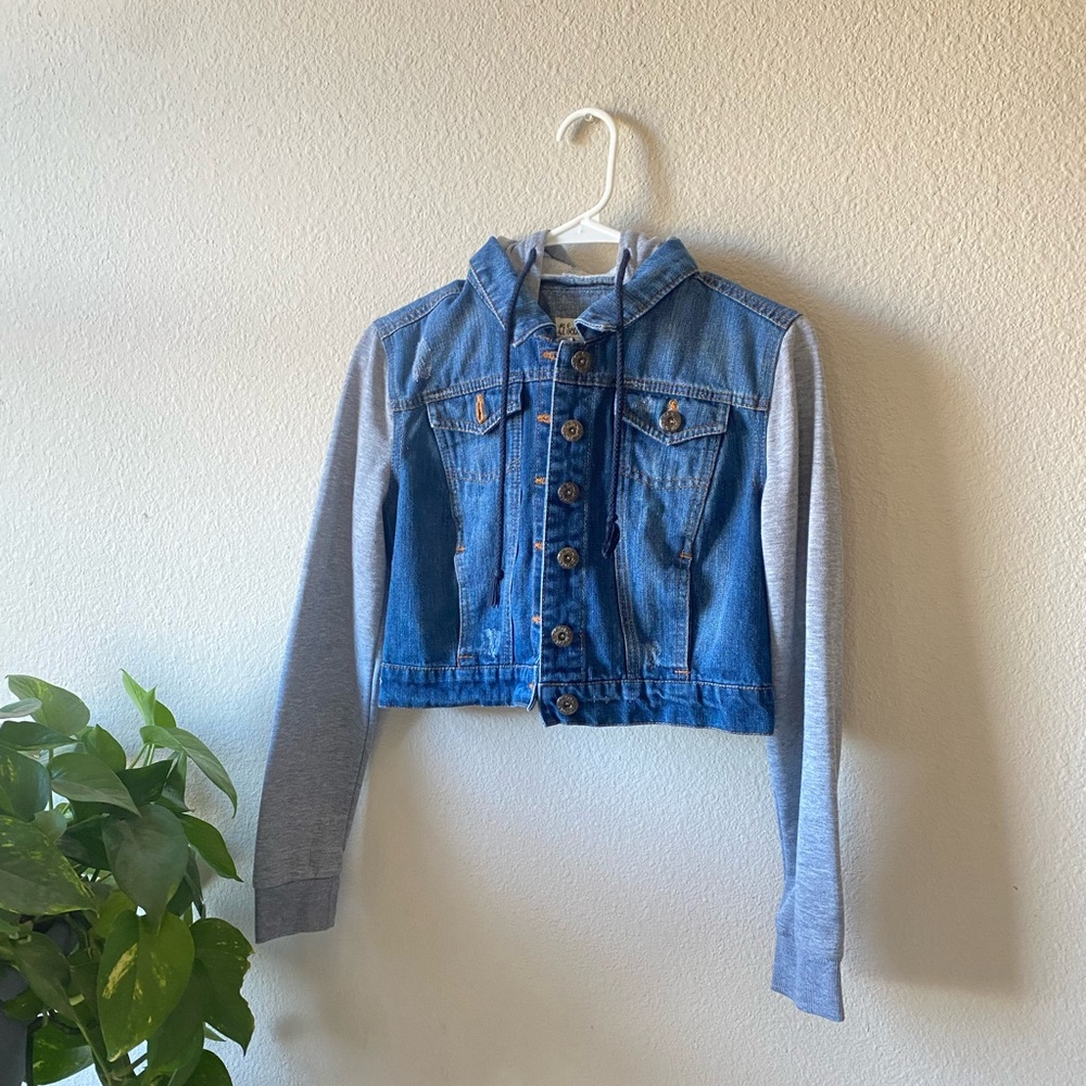 Cozy and Warm Jean Jacket💙
Perfect to Style for any Fall Day🍂✨